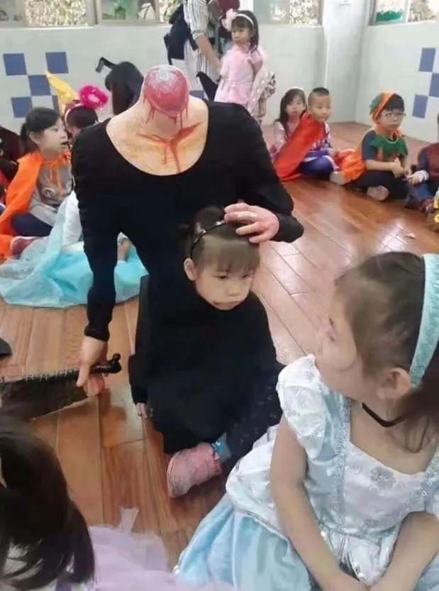 怎们样才能让女朋友把脚从桌子上拿开呢