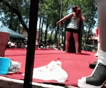 音浪太强，不晃会撞到地上