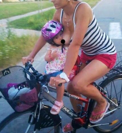 骑车也不耽误喂奶，真尽责的麻麻！