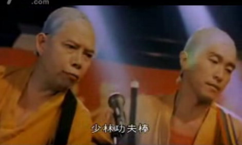 大家都得到了奖状我一个人在那站着
