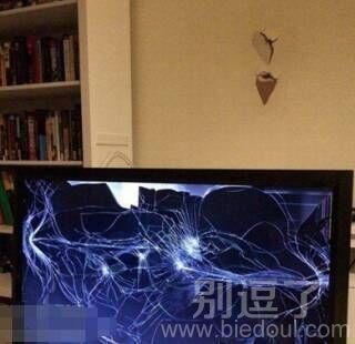 新买了台液晶电视挂在墙上