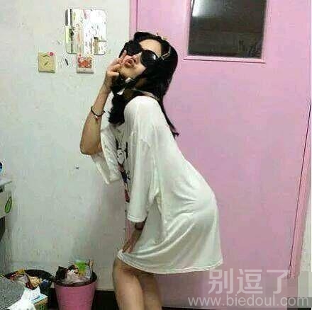 妹子为了追求最完美的角度,也是蛮拼的 妹子为了追求最完美的角度,也是蛮拼的