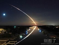 流星闪过的天空。。