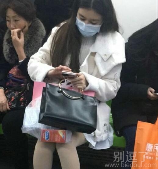 玩手机的漂亮的美女。