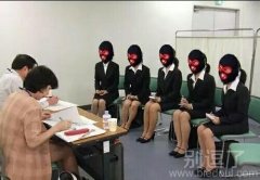 戴面具防止以貌取人