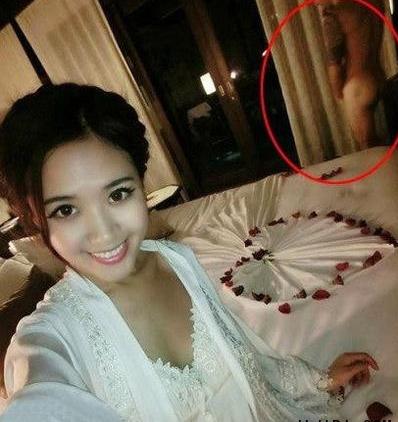下次自拍看下身边的人