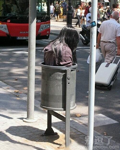 在垃圾桶里的女朋友。 在垃圾桶里的女朋友。