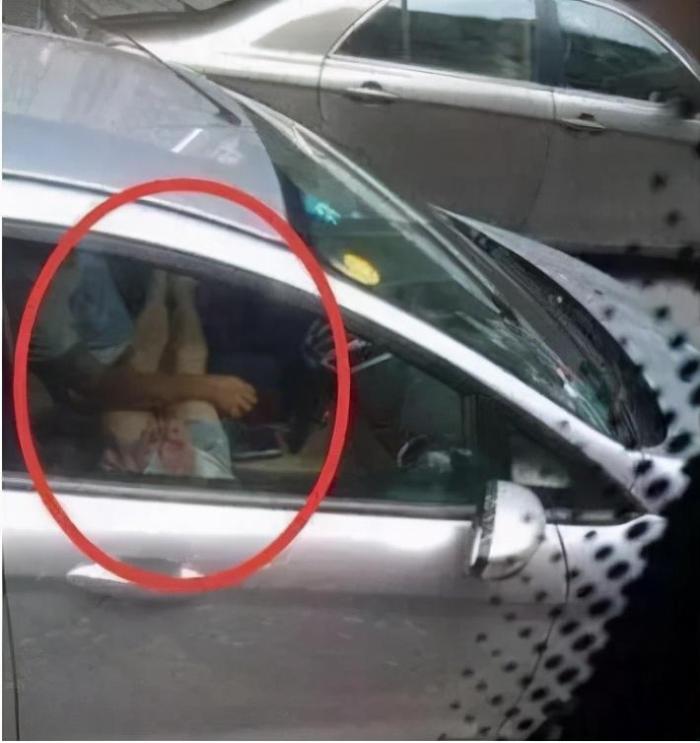 “兄弟,你是不是忘记车窗是透明的?别以为没人看得见啊!” “兄弟,你是不是忘记车窗是透明的?别以为没人看得见啊!”