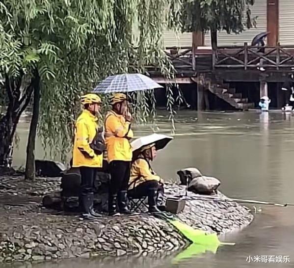 “为啥更多的人会选择右面的妹子?”哈哈哈对性别产生了质疑 “为啥更多的人会选择右面的妹子?”哈哈哈对性别产生了质疑