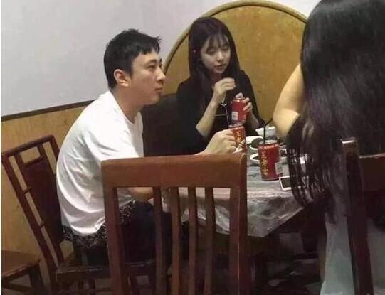 “都说第二个姑娘最漂亮,我还是选了戴墨镜的姑娘。”网友:眼光不错,哈哈哈哈 “都说第二个姑娘最漂亮,我还是选了戴墨镜的姑娘。”网友:眼光不错,哈哈哈哈