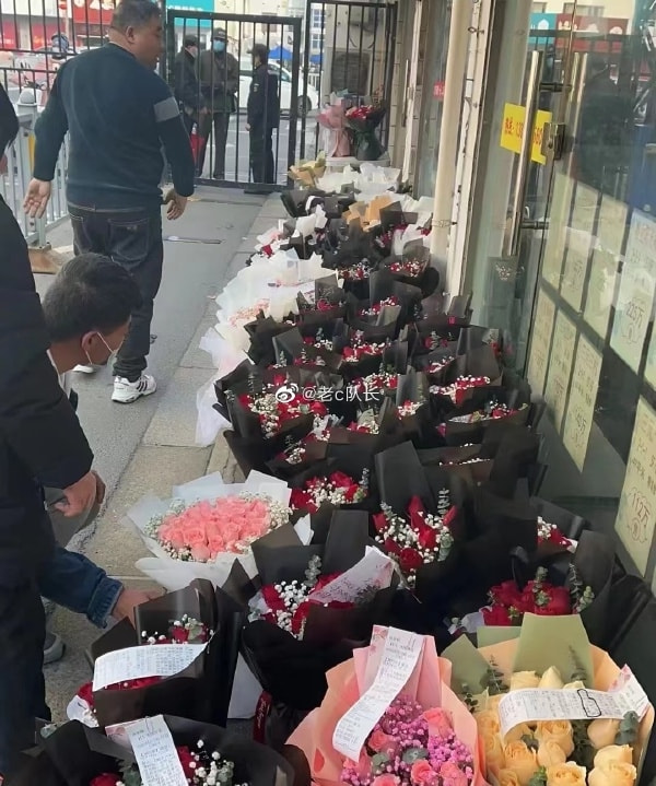 轻松一刻:要想挨着女神睡,玫瑰你就别嫌贵 轻松一刻:要想挨着女神睡,玫瑰你就别嫌贵