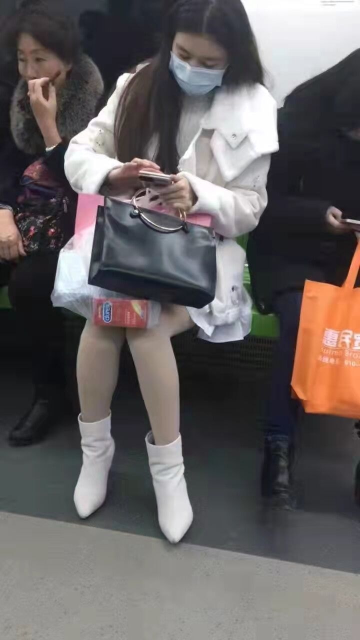 轻松一刻:要想挨着女神睡,玫瑰你就别嫌贵 轻松一刻:要想挨着女神睡,玫瑰你就别嫌贵