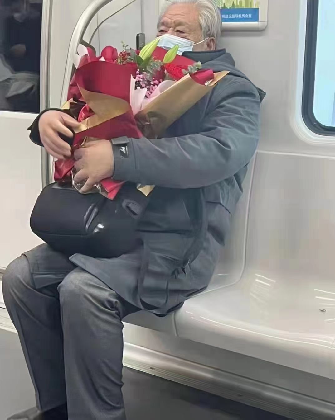 轻松一刻:要想挨着女神睡,玫瑰你就别嫌贵 轻松一刻:要想挨着女神睡,玫瑰你就别嫌贵
