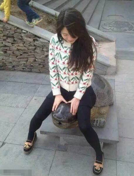 轻松一刻:要想挨着女神睡,玫瑰你就别嫌贵 轻松一刻:要想挨着女神睡,玫瑰你就别嫌贵