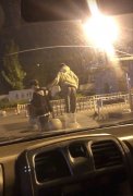 “开车300公里来到女友学校，看到这一幕有点委屈”哈哈哈习惯就好