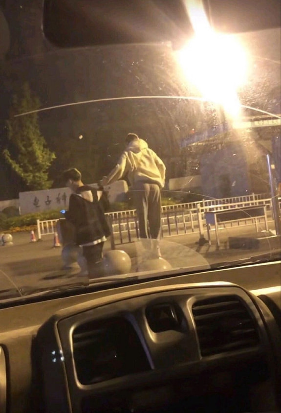 “开车300公里来到女友学校,看到这一幕有点委屈”哈哈哈习惯就好 “开车300公里来到女友学校,看到这一幕有点委屈”哈哈哈习惯就好