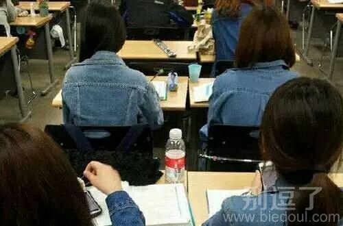 姑娘们不小心和一群人撞衫了 姑娘们不小心和一群人撞衫了