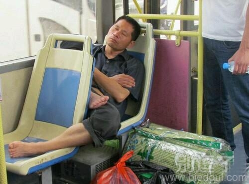 公交车上的男人。 公交车上的男人。