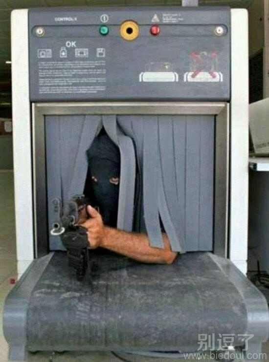 一个黑衣潜伏者。 一个黑衣潜伏者。