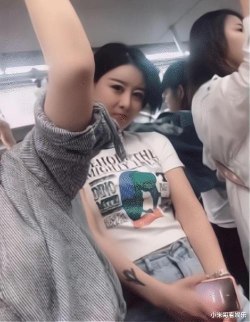 “朋友让我进门脱鞋,出门就这样了!”哈哈哈,这是家里有矿吗? “朋友让我进门脱鞋,出门就这样了!”哈哈哈,这是家里有矿吗?