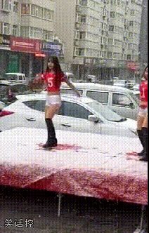 天空飘着雪花，依然阻止不了小姐姐跳舞的热情