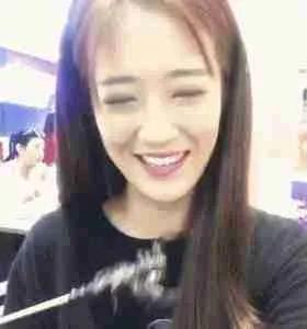 美女你最好换个地方坐,没看出来你旁边的丑男在装睡吗,结局意外 美女你最好换个地方坐,没看出来你旁边的丑男在装睡吗,结局意外