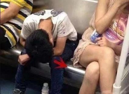 美女你最好换个地方坐,没看出来你旁边的丑男在装睡吗,结局意外 美女你最好换个地方坐,没看出来你旁边的丑男在装睡吗,结局意外