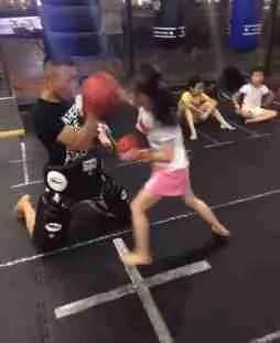美女你最好换个地方坐,没看出来你旁边的丑男在装睡吗,结局意外 美女你最好换个地方坐,没看出来你旁边的丑男在装睡吗,结局意外