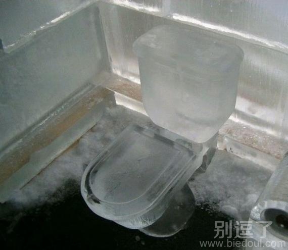 估计拉完屁股起不来,冻到马桶上了 估计拉完屁股起不来,冻到马桶上了