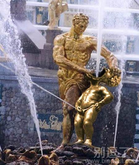 两个玩坏的雕像。。 两个玩坏的雕像。。