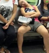 地铁上的豪放妹子