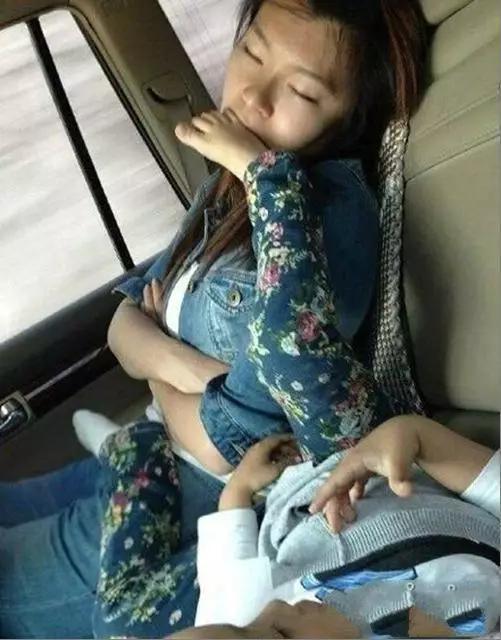 熊孩子,把脚拿开搞笑幽默图片 熊孩子,把脚拿开搞笑幽默图片