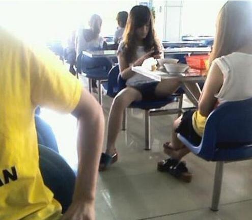 同学你的坐姿还能再霸气点