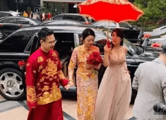 “看到伴娘以后,哪还有空看新娘啊?”太吸引眼球了...哈哈哈... “看到伴娘以后,哪还有空看新娘啊?”太吸引眼球了...哈哈哈...