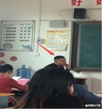 “开家长会,每个家长都要坐在自己孩子的座位上”我太尴尬了 “开家长会,每个家长都要坐在自己孩子的座位上”我太尴尬了