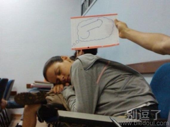 她再做梦。梦见什么了? 她再做梦。梦见什么了?