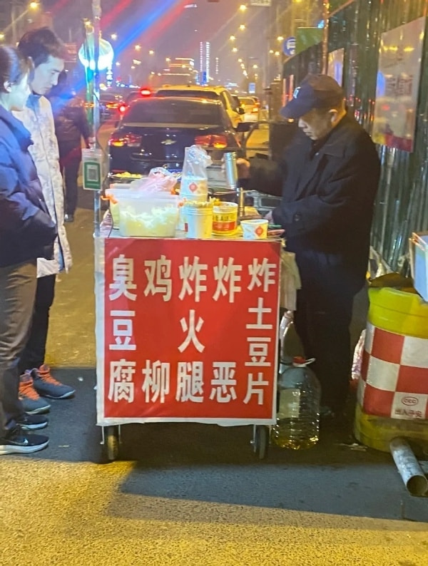 轻松一刻:年轻人越来越会玩了,听说过＂鸡关枪＂吗?