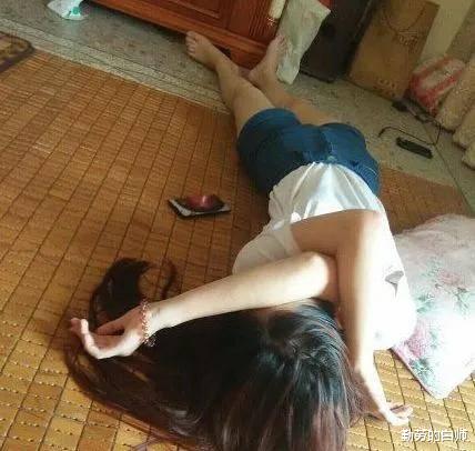“楼上的情侣玩的很嗨啊,东西都丢了一地了!”哈哈哈哈哈哈! “楼上的情侣玩的很嗨啊,东西都丢了一地了!”哈哈哈哈哈哈!