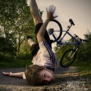 一个调皮的小男孩。