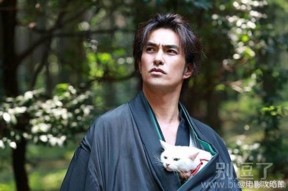 怀里猫猫的表情亮了