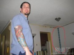 一个高大的壮汉。。