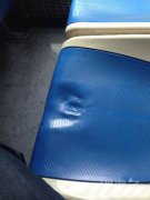 一个有坑的座位。 一个有坑的座位。