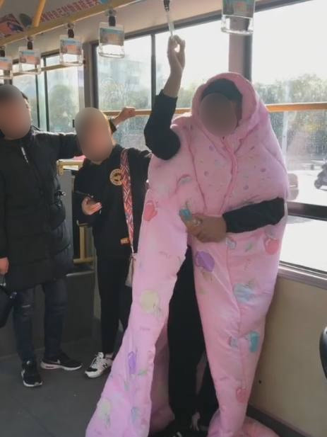 轻松一刻:没钱付车费,女顾客竟然这样做! 轻松一刻:没钱付车费,女顾客竟然这样做!