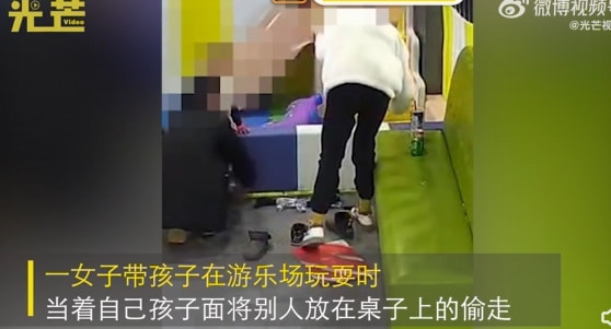 轻松一刻:没钱付车费,女顾客竟然这样做! 轻松一刻:没钱付车费,女顾客竟然这样做!