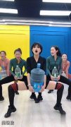 练这个，是因为办公室没有男的吗