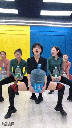 练这个，是因为办公室没有男的吗