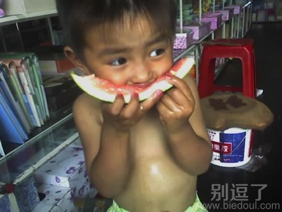 很爱吃西瓜的小孩。 很爱吃西瓜的小孩。