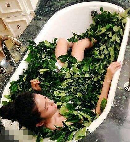 妹子这是打算别样诱惑