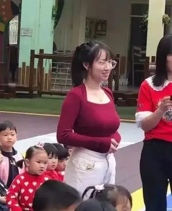 轻松一刻:健身教练这么猛吗?把女学员腿都压坏了 轻松一刻:健身教练这么猛吗?把女学员腿都压坏了