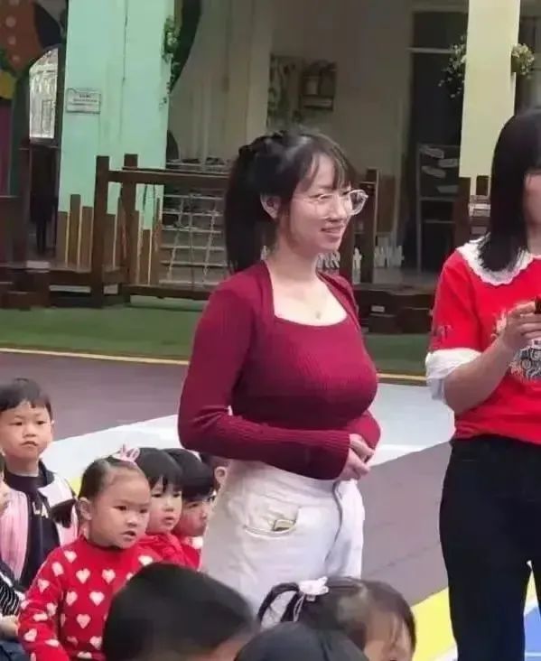 轻松一刻:健身教练这么猛吗？把女学员腿都压坏了